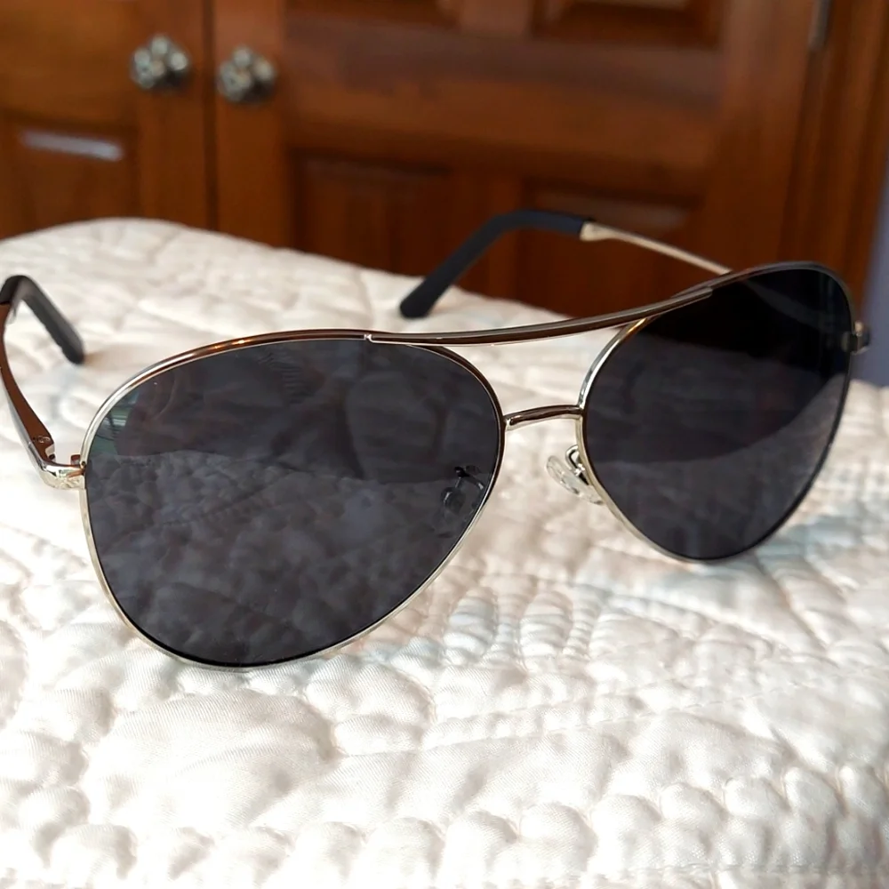 *🆕 BOTPOV Polarized Silver Aviator Frames, Black Lens Sunglasses with Case, NEW